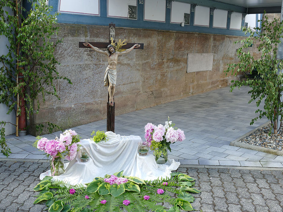 Fronleichnamsaltäre in den Naumburger Straßen (Foto: Karl-Franz Thiede)